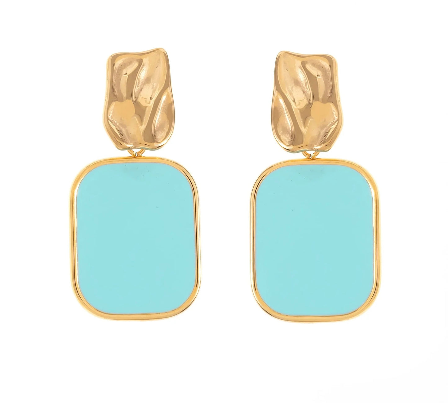 Craque pour ces boucles d’oreilles, en acier inoxydable et plaqué or, ultra stylées qui ajoutent du caractère à n’importe quelle tenue.
Leur design minimaliste, sublimé par un rectangle audacieux, est parfait pour celles qui aiment se démarquer avec classe. Que tu choisisses le blanc, le bleu ou le rose, ces boucles d’oreilles vont devenir ton accessoire fétiche pour terminer ton look.