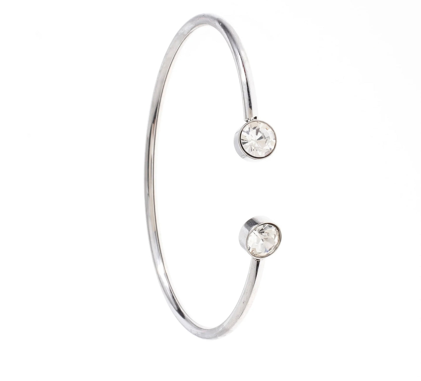Ce jonc, en acier inoxydable et plaqué ou argent, fermé à l'arrière et ouvert à l'avant se distingue par son design moderne et élégant. Chaque extrémité du bracelet est ornée d'un cercle serti de zirconium, ajoutant une touche de brillance. Disponible en plaqué or ou en argent, ce bijou est parfait pour celles qui recherchent une élégance discrète et raffinée.