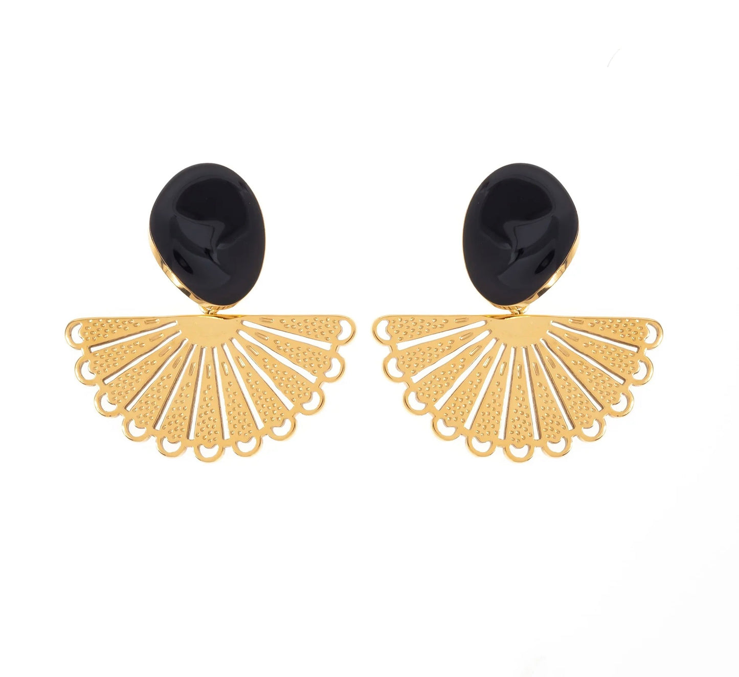 Élégance et originalité s'invitent dans ton quotidien avec ces boucles d’oreilles en éventail, en acier inoxydable et plaqué or.
Leur design unique combine un ovale coloré et une délicate structure en éventail finement ajourée, créant un contraste parfait. Disponibles en bleu, blanc, rose ou noir, ces boucles d'oreilles s'adaptent à toutes tes envies. Que tu sois en quête de douceur ou de caractère, ces boucles d'oreilles deviendront vite un essentiel de ta collection.