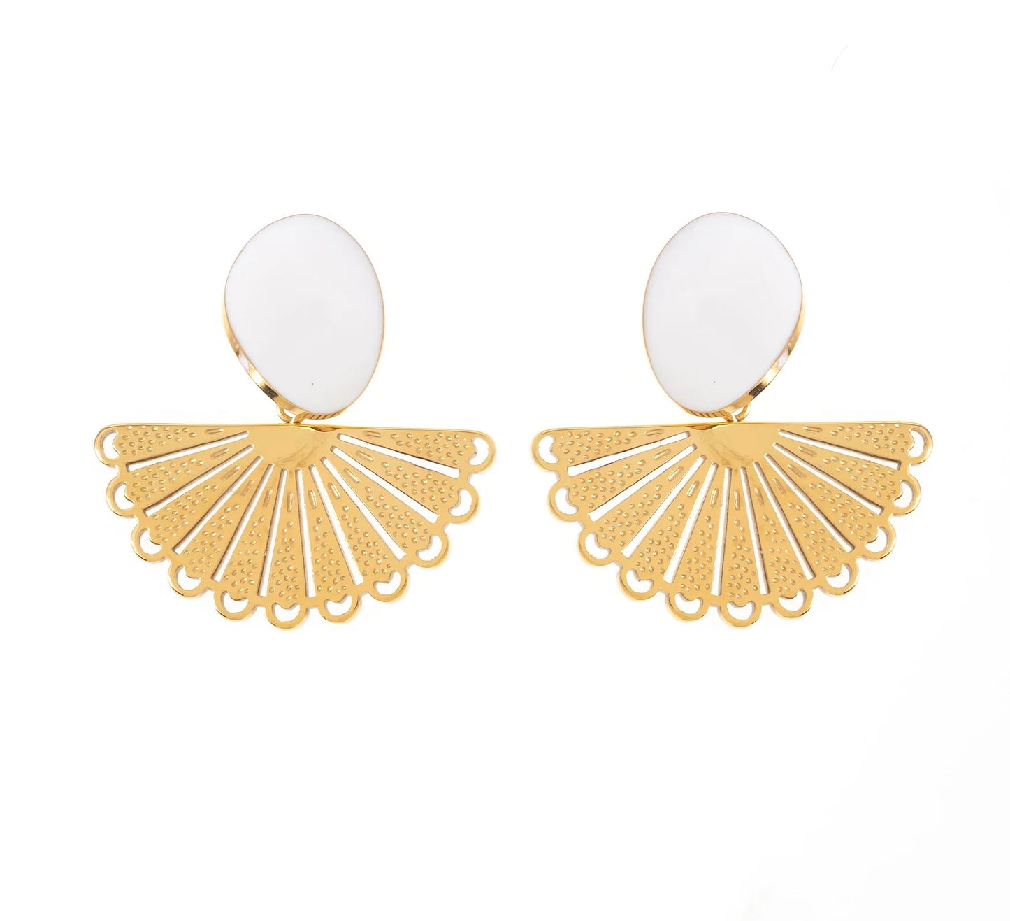 Élégance et originalité s'invitent dans ton quotidien avec ces boucles d’oreilles en éventail, en acier inoxydable et plaqué or.
Leur design unique combine un ovale coloré et une délicate structure en éventail finement ajourée, créant un contraste parfait. Disponibles en bleu, blanc, rose ou noir, ces boucles d'oreilles s'adaptent à toutes tes envies. Que tu sois en quête de douceur ou de caractère, ces boucles d'oreilles deviendront vite un essentiel de ta collection.
