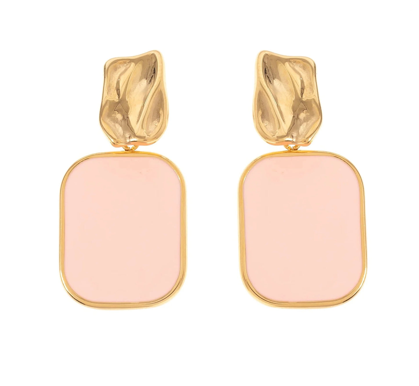 Craque pour ces boucles d’oreilles, en acier inoxydable et plaqué or, ultra stylées qui ajoutent du caractère à n’importe quelle tenue.
Leur design minimaliste, sublimé par un rectangle audacieux, est parfait pour celles qui aiment se démarquer avec classe. Que tu choisisses le blanc, le bleu ou le rose, ces boucles d’oreilles vont devenir ton accessoire fétiche pour terminer ton look.
