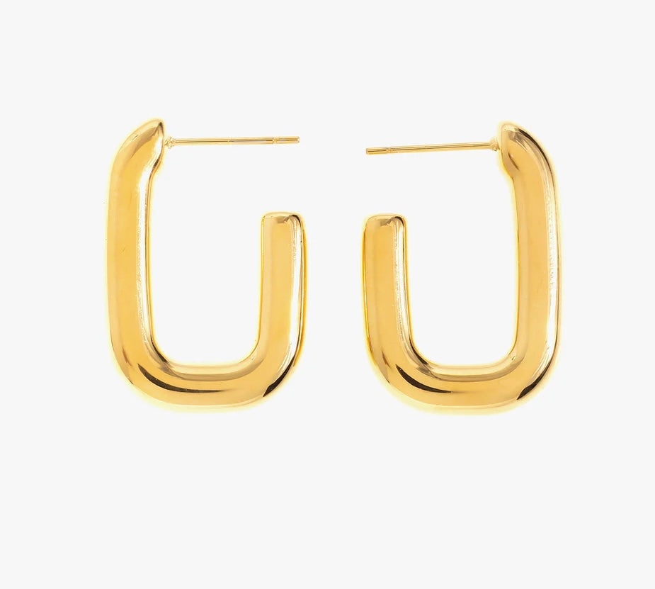 Opte pour un look moderne et audacieux avec ces boucles d'oreilles carrées, en acier inoxydable et plaqué or. Leur design géométrique et leur finition lisse ont pour effet un coté à la fois minimaliste et sophistiqué. Ces bijoux sont parfaits pour les femmes qui aiment se démarquer avec élégance. Porte-les au quotidien ou pour une soirée chic, et ajoute une touche de caractère à n’importe quelle tenue.