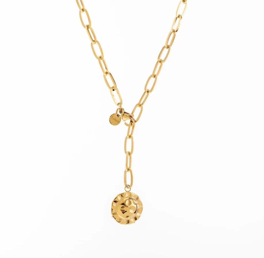 Découvre ce collier tendance, en acier inoxydable et plaqué or. Conçu pour celles qui n’ont pas peur de se démarquer, ce bijou est une véritable pièce maîtresse. La chaîne à larges maillons rectangulaires donne un look puissant avec son pendentif texturé. Le fermoir en T te permet de jouer avec la longueur pour un style encore plus personnalisé. Boost ton look et affirme ta personnalité avec ce collier unique.