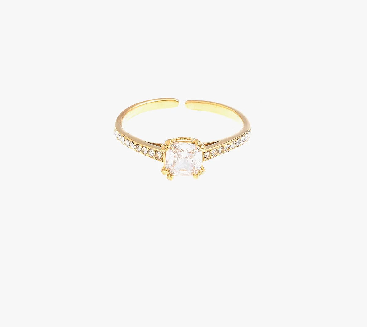 Découvre cette bague réglable, en acier inoxydable, parfaite pour ajouter une touche d'élégance à ton quotidien. La pierre centrale, brillante et captivante, est mise en valeur par une fine bande ornée de petits cristaux scintillants. Ce bijou, à la fois chic et moderne, s'adapte facilement à ton doigt pour un confort optimal. Disponible aussi en argent, elle s'accorde à merveille avec tous tes looks, du plus casual au plus sophistiqué.