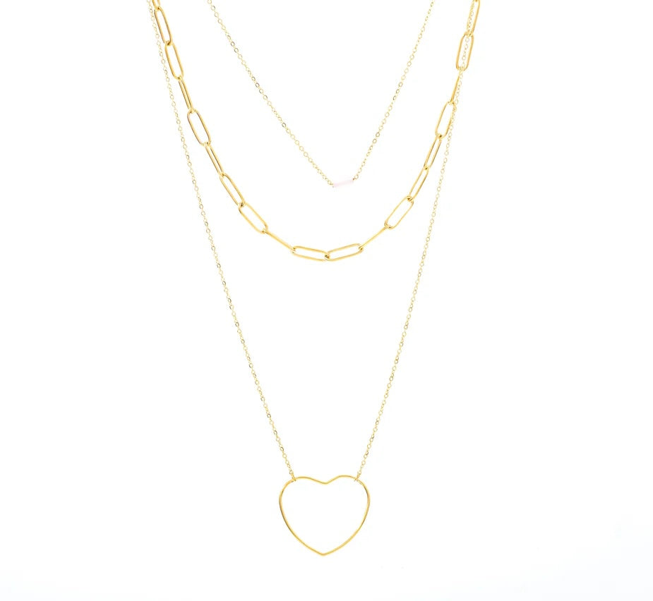 Laisse-toi séduire par ce magnifique collier à trois rangs, en acier inoxydable et plaqué or. Le premier rang est une chaîne fine et délicate. Le deuxième rang, avec ses maillons allongés, ajoute une dimension moderne et audacieuse à l'ensemble. Enfin, le dernier rang se termine par un sublime pendentif en forme de cœur ajouré, symbole intemporel de l'amour et de la douceur.