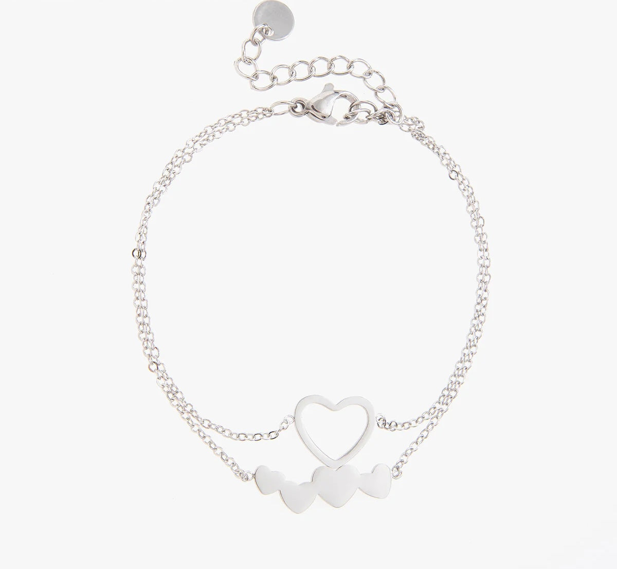 Bracelet double chaîne en maille fine, acier inoxydable, plaqué or ou argent. La première chaîne est ornée d’un cœur en contour, tandis que la seconde affiche quatre petits cœurs pleins, alignés. Un bijou fin et tendance, parfait pour un look.