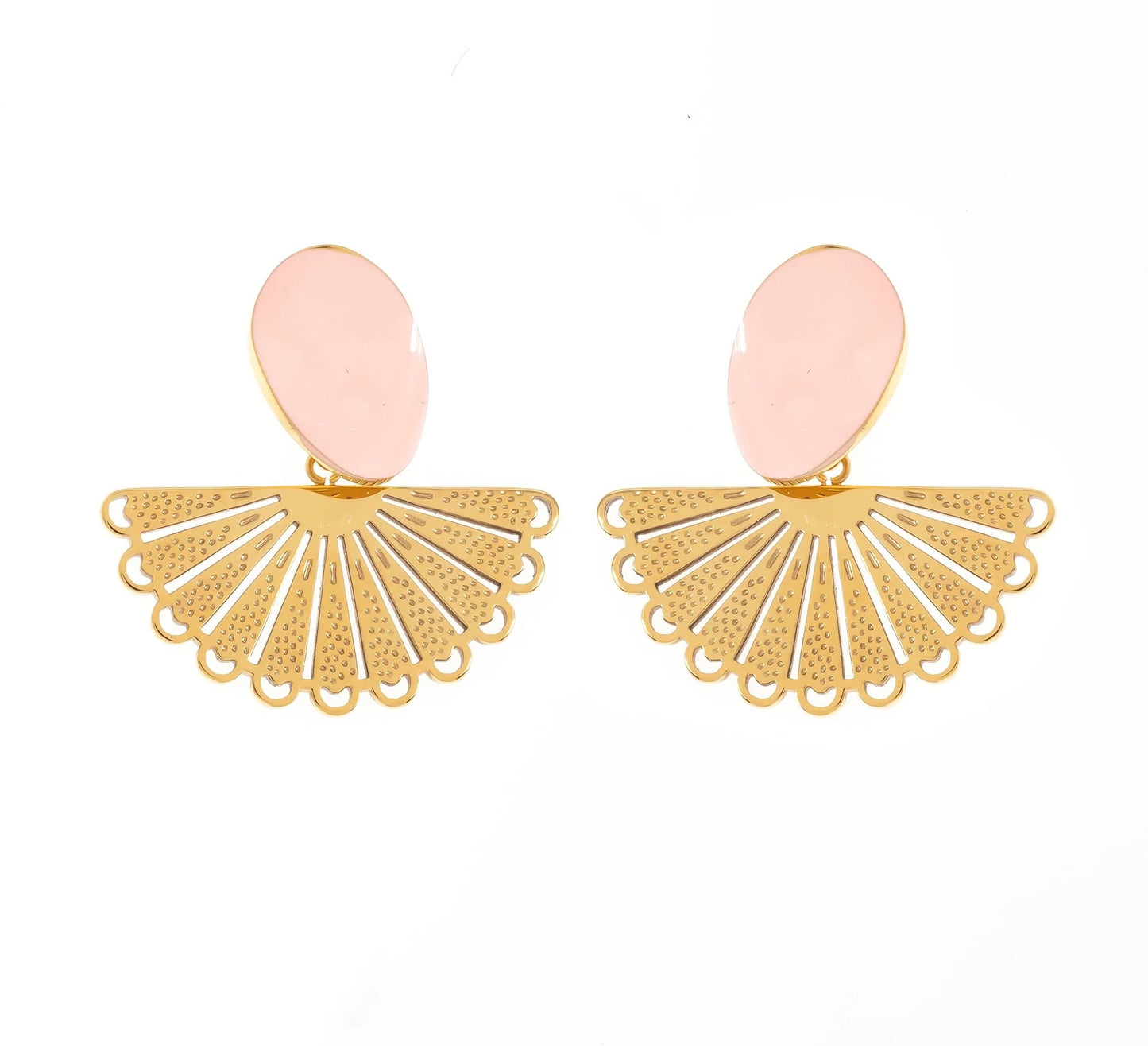 Élégance et originalité s'invitent dans ton quotidien avec ces boucles d’oreilles en éventail, en acier inoxydable et plaqué or.
Leur design unique combine un ovale coloré et une délicate structure en éventail finement ajourée, créant un contraste parfait. Disponibles en bleu, blanc, rose ou noir, ces boucles d'oreilles s'adaptent à toutes tes envies. Que tu sois en quête de douceur ou de caractère, ces boucles d'oreilles deviendront vite un essentiel de ta collection.