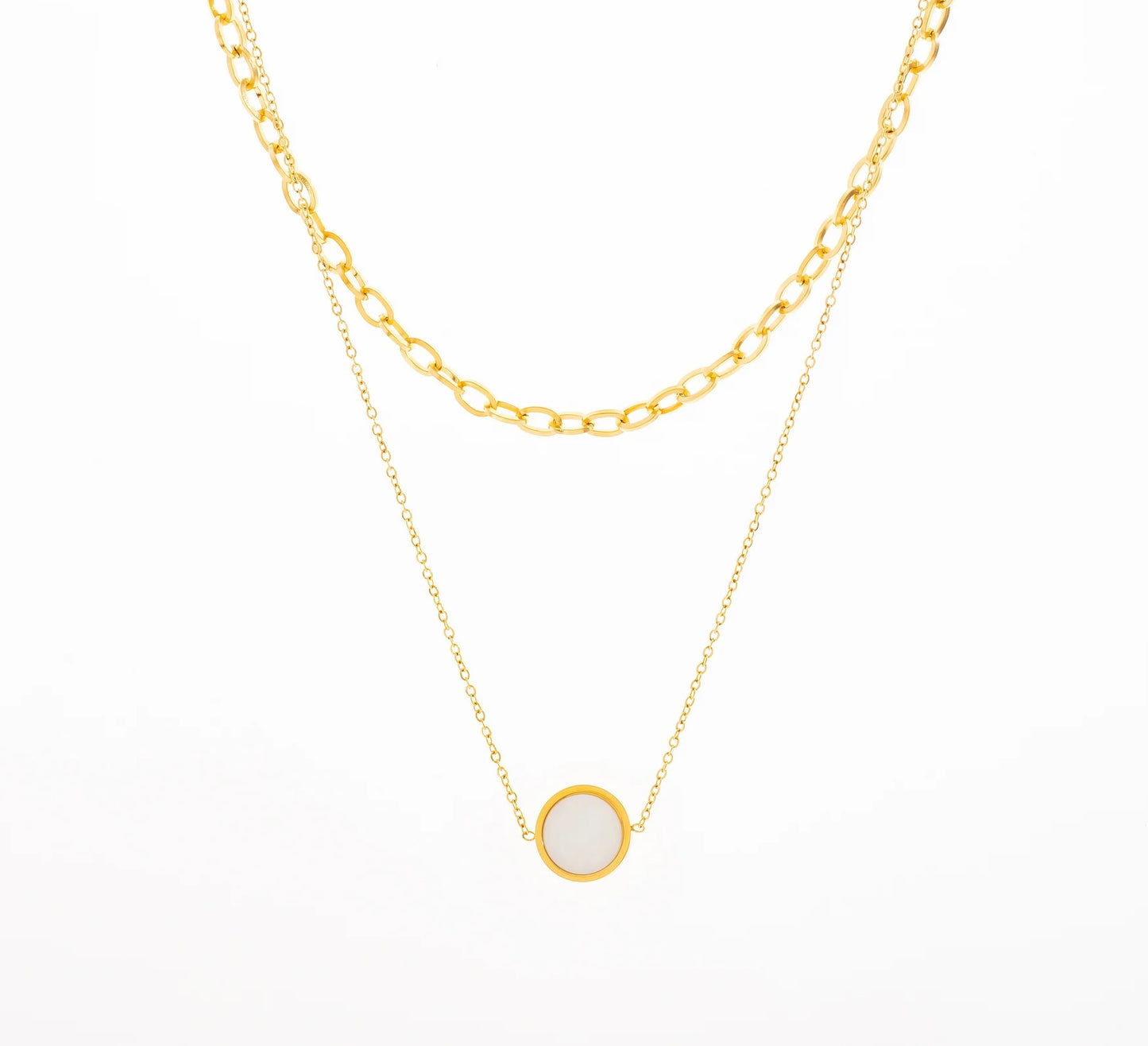 Avec son design, ce bijou, en acier inoxydable et plaqué or, est un incontournable pour toutes celles qui aiment la simplicité avec une touche d’originalité. La première chaîne, fine et délicate, est ornée d’un pendentif circulaire nacré. La seconde chaîne, avec ses maillons légèrement plus larges, ajoute un contraste parfaitement équilibré, pour un effet "wow". Ce collier est parfait pour un look quotidien, ou pour ajouter une touche délicate à une tenue de soirée.