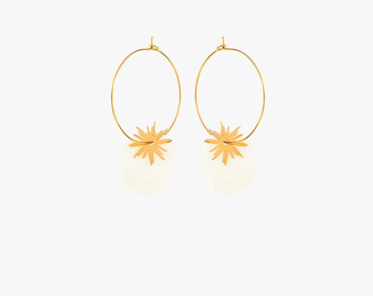 Laisse-toi séduire par ces boucles d'oreilles créoles au design raffiné et minimaliste, en acier inoxydable et plaqué or. Ces boucles d'oreilles se distinguent par leur fine structure circulaire, avec un pendentif blanc nacré et au centre, une étoile est suspendue. Légères et aériennes, elles s'adaptent aussi bien à une tenue décontractée qu'à un look plus sophistiqué.