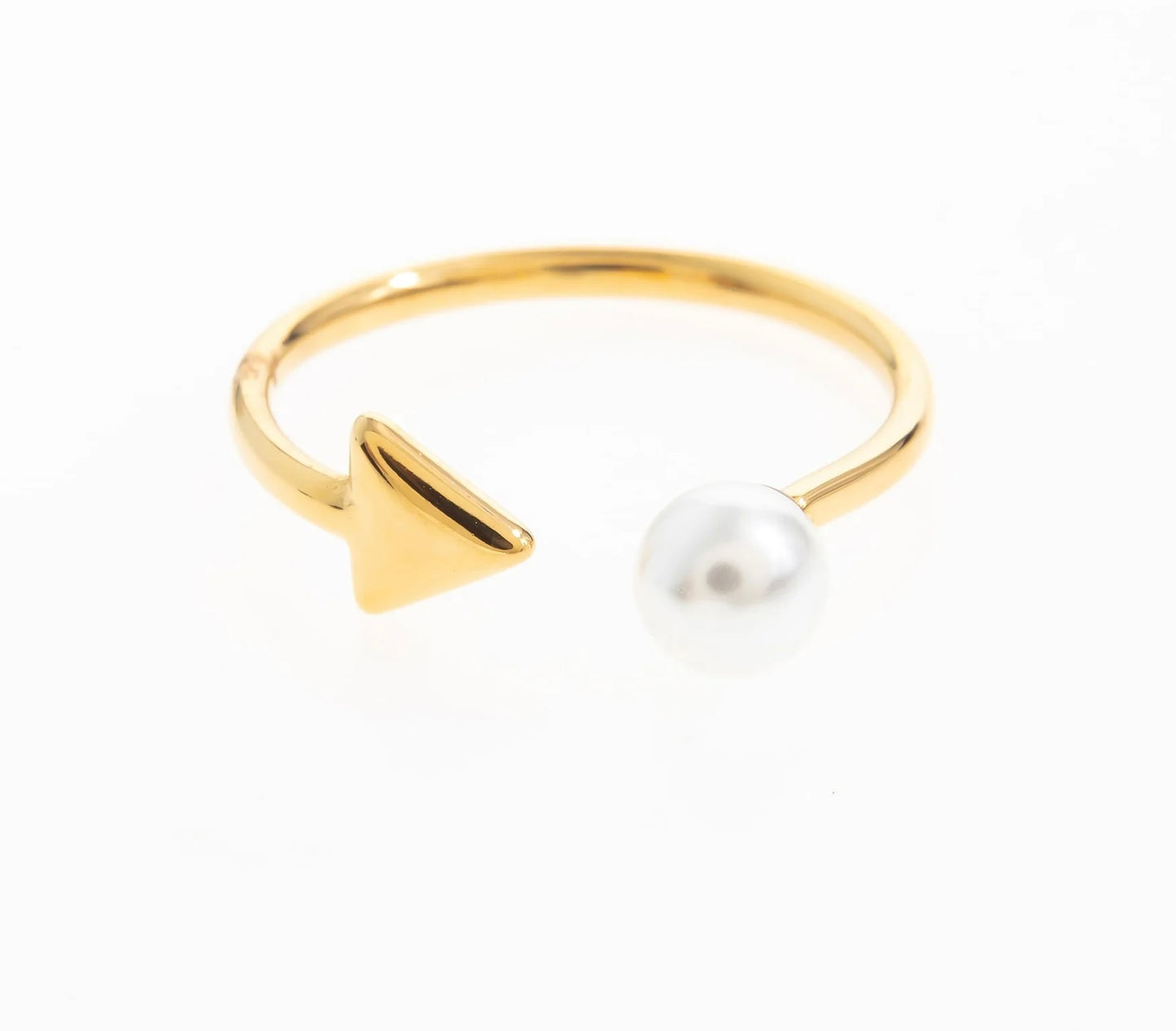 Découvre cette bague réglable, en acier inoxydable et plaqué or, ouverte à l’avant et fermée à l’arrière. Sur le devant, chaque extrémité de l’anneau est ornée d’un côté d’une élégante perle d'eau douce et de l’autre d’un triangle en plaqué or. L’effet combiné de l’anneau et du triangle crée l’illusion d’une flèche stylisée, ajoutant une touche moderne et audacieuse à ton look. Un design unique qui allie sophistication et originalité.