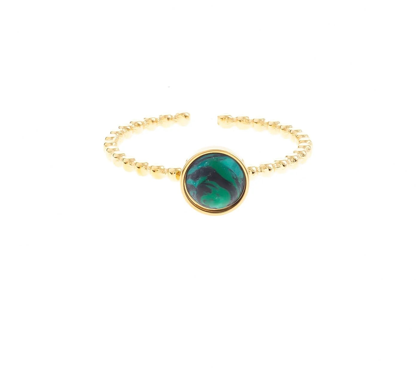 Craque pour cette bague en acier inoxydable plaqué or, un must-have chic et contemporain. L'anneau, composé de petites boules dorées, ajoute une texture unique et élégante. Sur le dessus, un cercle en plaqué or accueille une pierre semi-précieuse de ton choix : rhodochrosite, amazonite, malachite ou quartz blanc. Cette bague ouverte et ajustable s’adapte parfaitement à ton doigt, pour un style personnalisé et raffiné.