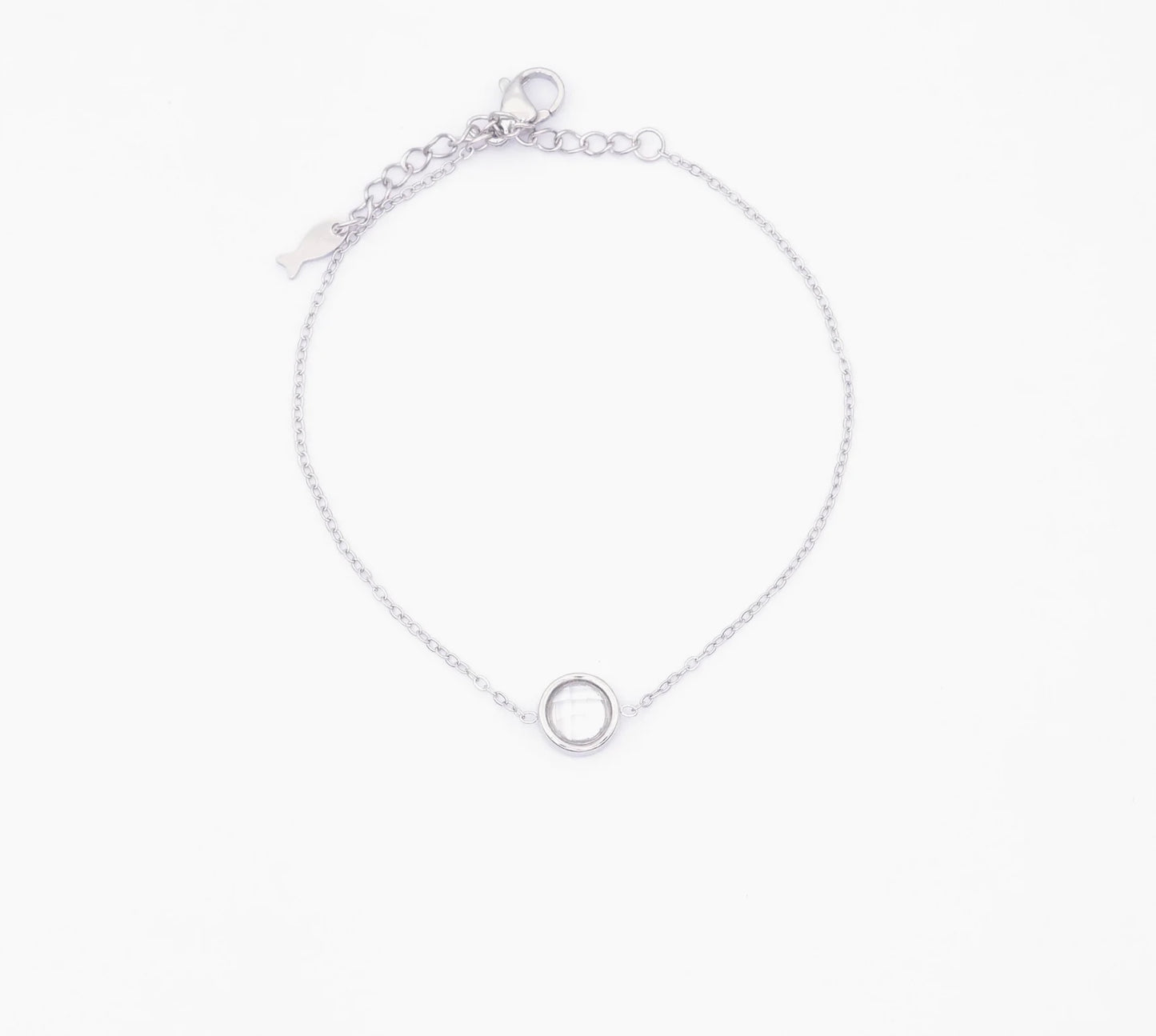 Sublime ton poignet avec ce bracelet en maille fine, en acier inoxydable, doté d'un rond central en plaqué or, serti d'une élégante pierre de zirconium. Choisisse entre le raffinement de la version plaqué or avec une pierre de zirconium verte ou la pureté du modèle argenté avec une pierre de zirconium transparente. Un bijou délicat et intemporel, parfait pour ajouter une touche de brillance à ton style quotidien.