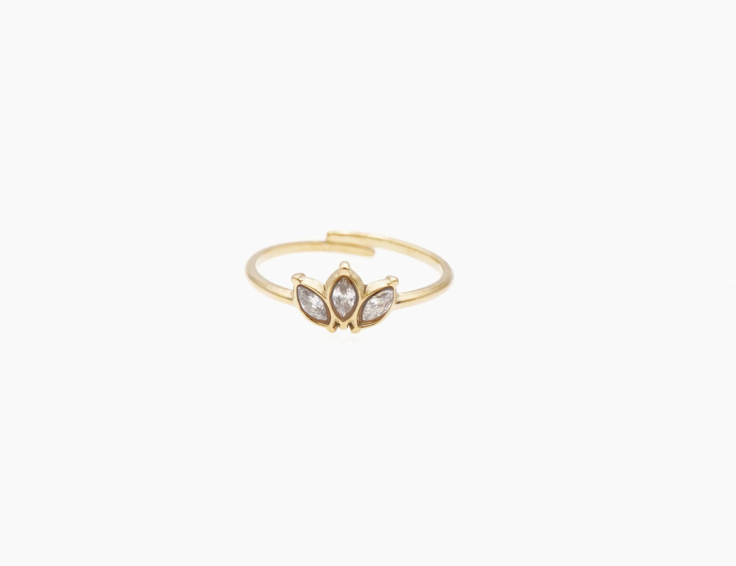 Découvre cette bague, en acier inoxydable et plaqué or, élégante et réglable à l'arrière. L'anneau fin présente, au milieu à l'avant, trois délicats pétales qui se superposent pour former une couronne raffinée. Chaque pétale est serti de pierres de zirconium scintillantes, ajoutant une touche de glamour et de sophistication à ton look. Ce design subtil et moderne est parfait pour illuminer ton style avec élégance.