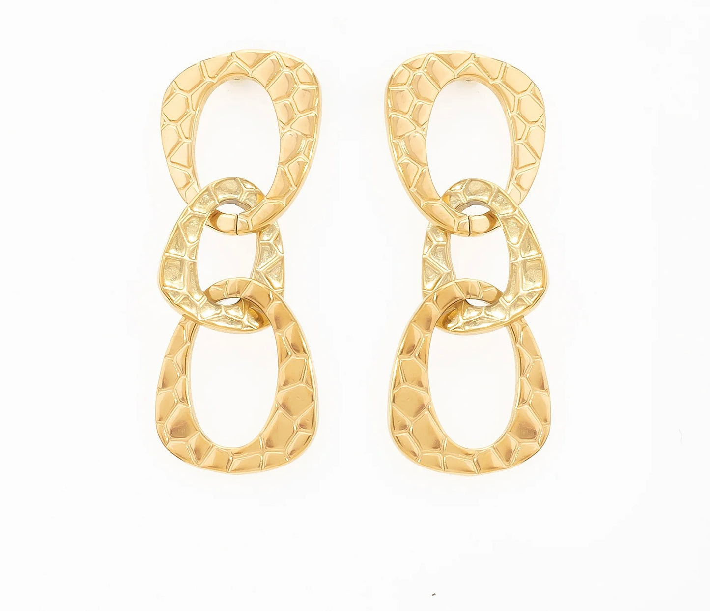 Ces boucles d'oreilles martelé, en acier inoxydable et plaqué or, sont parfaites pour un look affirmé ! Avec leurs trois maillons entrelacés, elles apportent une touche de glamour à n’importe quelle tenue. Que ce soit pour une soirée ou pour un look quotidien, ces boucles d'oreilles deviendront ton accessoire signature.