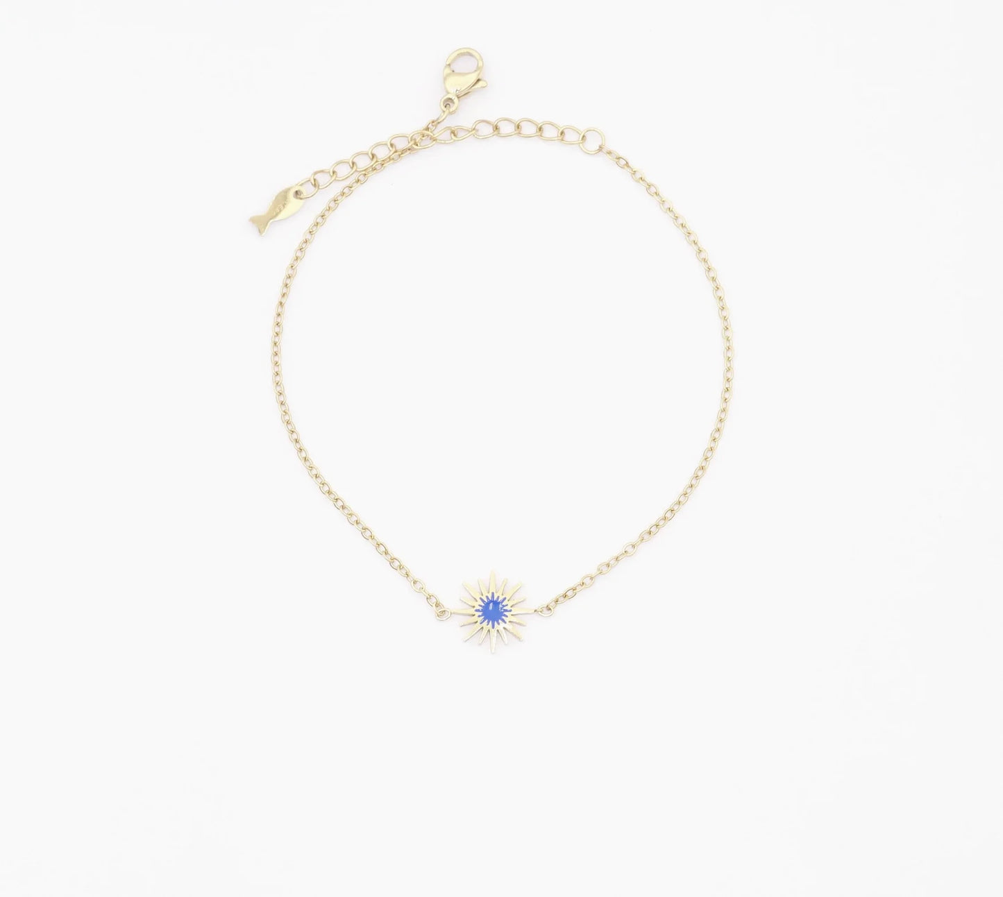 Bracelet Romy en maille fine, acier inoxydable et plaqué or. Au milieu de ce bracelet un soleil rempli à moitié d’une couleur bleu.