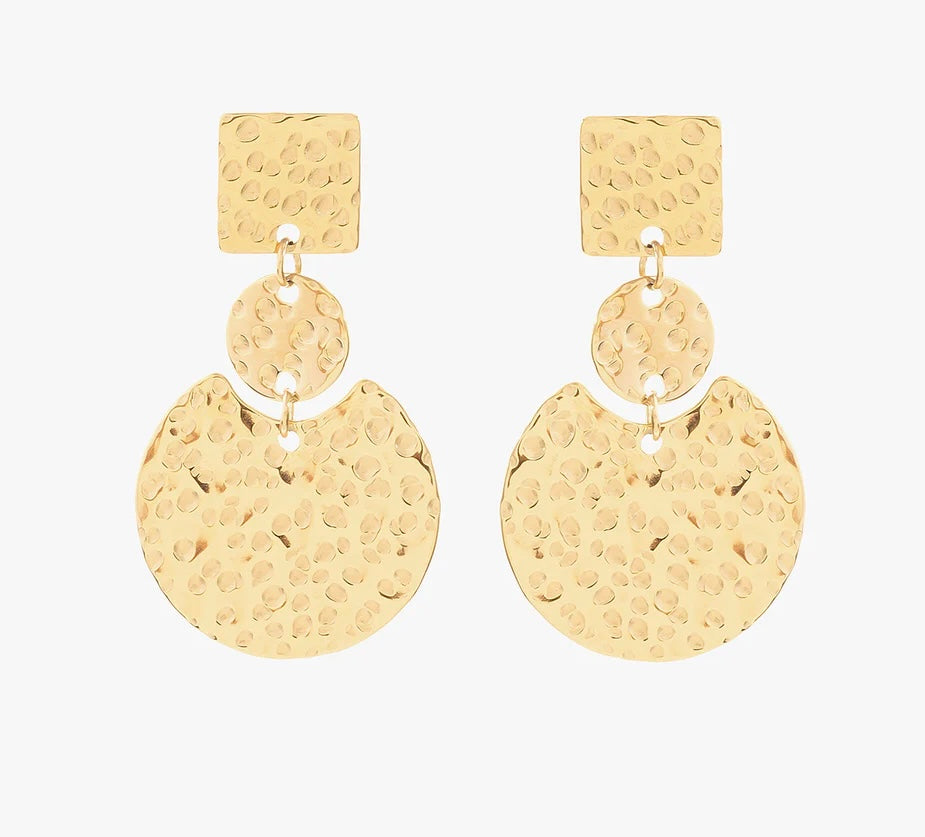 Ajoute une touche d'originalité à ton look avec ces sublimes boucles d'oreilles martelé, en acier inoxydable et plaqué or. Ces boucles d’oreilles sont audacieuses, idéales pour celles qui aiment se démarquer. Leur design multi-formes, composé d’un carré, d’un petit cercle et d’un grand disque, crée un jeu de géométrie. Chaque élément est martelé, offrant une texture irrégulière et organique. Légères et confortables, elles s’adapteront à ton quotidien.
