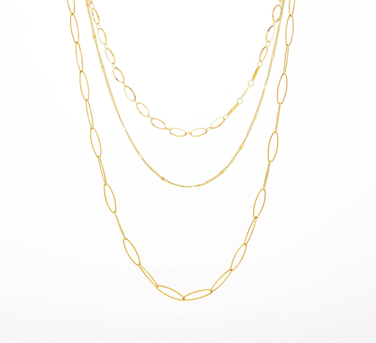 Craque pour ce collier multi-chaînes, en acier inoxydable et plaqué or, qui allie finesse et style ! Ce bijou unique se compose de trois types de chaînes ultra tendance : 1 Chaîne Forçat : fine et délicate, elle apporte une touche d'élégance discrète. 2 Chaîne Maille Jaseron : avec ses maillons ronds et réguliers, elle ajoute une dimension de douceur. 3 Chaîne Maille Rectangle Allongée : grande et audacieuse, elle joue avec les proportions pour un effet visuel captivant.