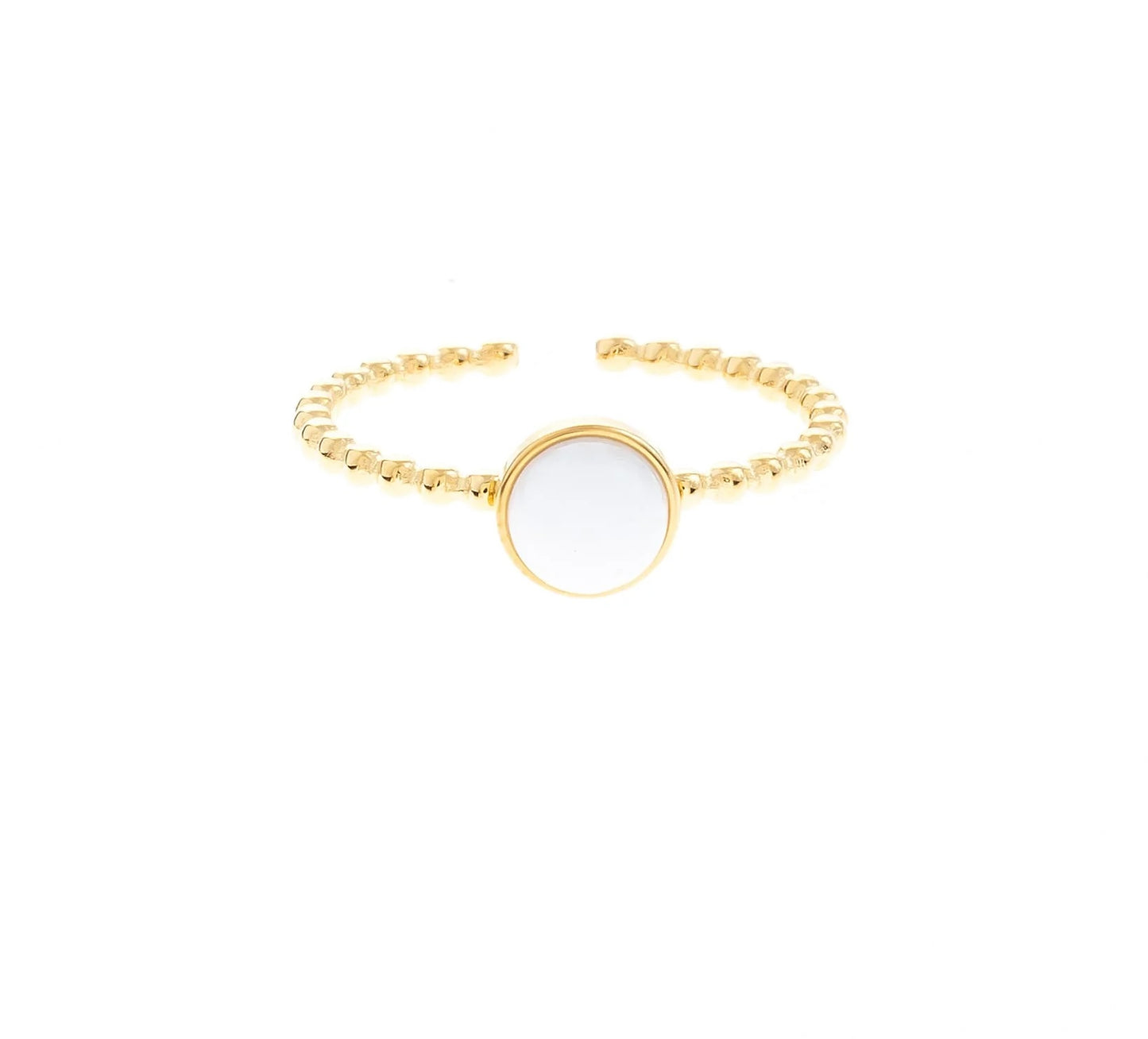 Craque pour cette bague en acier inoxydable plaqué or, un must-have chic et contemporain. L'anneau, composé de petites boules dorées, ajoute une texture unique et élégante. Sur le dessus, un cercle en plaqué or accueille une pierre semi-précieuse de ton choix : rhodochrosite, amazonite, malachite ou quartz blanc. Cette bague ouverte et ajustable s’adapte parfaitement à ton doigt, pour un style personnalisé et raffiné.