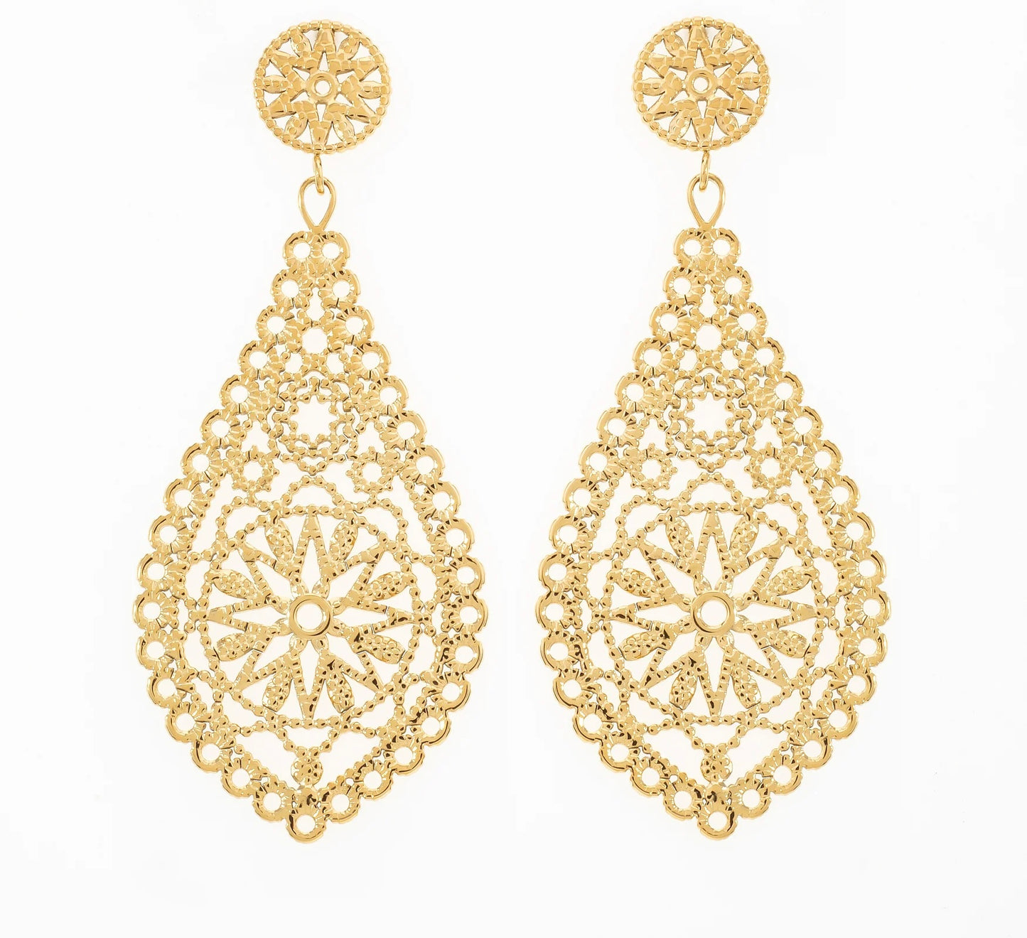 Affiche un look raffiné et audacieux avec ces sublimes boucles d’oreilles, en acier inoxydable et plaqué or, au design inspiré de la dentelle. Leur forme allongée en goutte d’eau, ornée de motifs géométriques ajourés, rappelle des rosaces délicates. Légères et ultra-féminines, elles apportent une touche bohème chic à n’importe quelle tenue. Ces boucles d’oreilles sont parfaites pour la femme stylée, qui aime se démarquer. Prête à les adopter et à briller ?