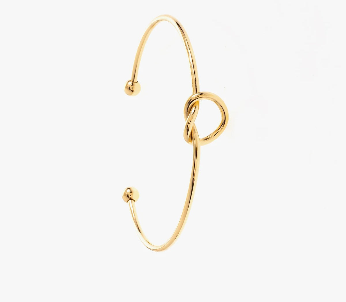 Bracelet jonc Adèle, en acier inoxydable, or ou argent, est rehaussé d'un large nœud central qui en fait une pièce maîtresse. À chaque extrémité, une petite boule apporte une touche de finition raffinée. Un bijou simple mais chic, parfait pour sublimer n'importe quelle tenue.