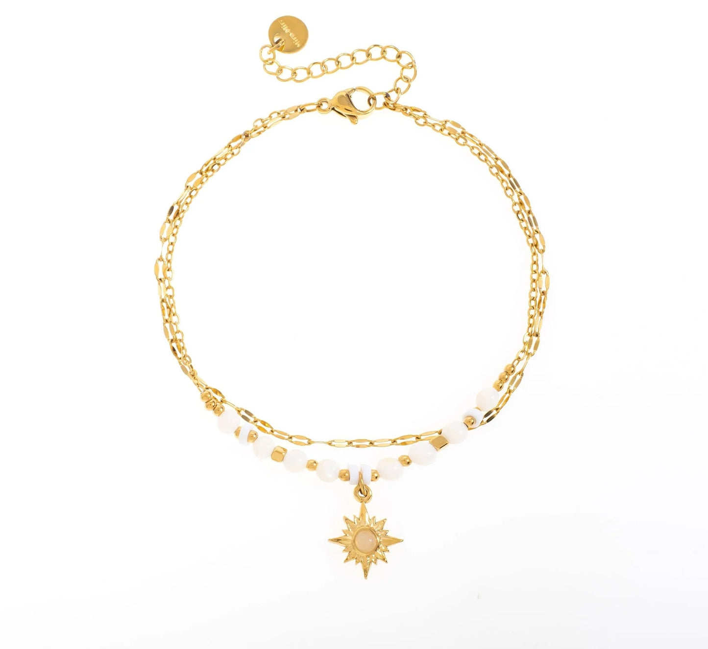 Ce bracelet double, en acier inoxydable et plaqué or, allie élégance et modernité. Composé d'une chaîne en maille urbaine fine et d'une seconde chaîne ornée de perles en pierres semi-précieuses, il se distingue par sa breloque centrale en forme de soleil, sertie d'une pierre naturelle au choix : malachite, rhodochrosite ou amazonite. Un bijou unique qui capte la lumière