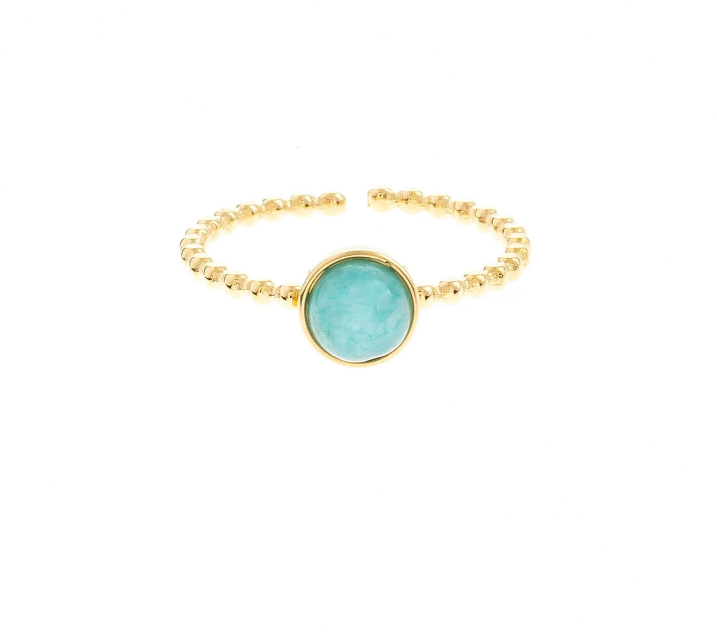 Craque pour cette bague en acier inoxydable plaqué or, un must-have chic et contemporain. L'anneau, composé de petites boules dorées, ajoute une texture unique et élégante. Sur le dessus, un cercle en plaqué or accueille une pierre semi-précieuse de ton choix : rhodochrosite, amazonite, malachite ou quartz blanc. Cette bague ouverte et ajustable s’adapte parfaitement à ton doigt, pour un style personnalisé et raffiné.