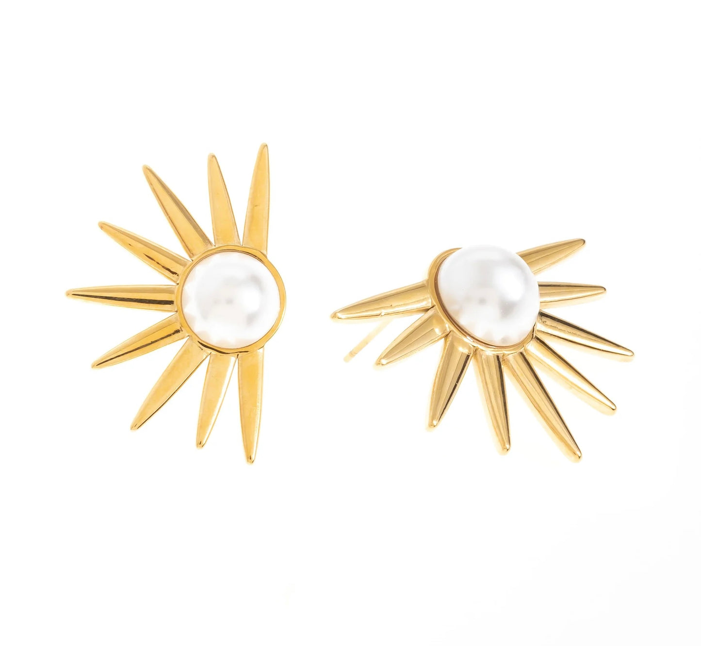 Laisse-toi séduire par ces boucles d’oreilles solaires au style audacieux, en acier inoxydable et plaqué or. Leur design éclatant est sublimé par une véritable perle d’eau douce centrale, entourée de rayons qui évoquent la puissance du soleil. Parfaites pour apporter une touche d’éclat à tes tenues avec ces boucles d’oreilles qui apportent originalité.
