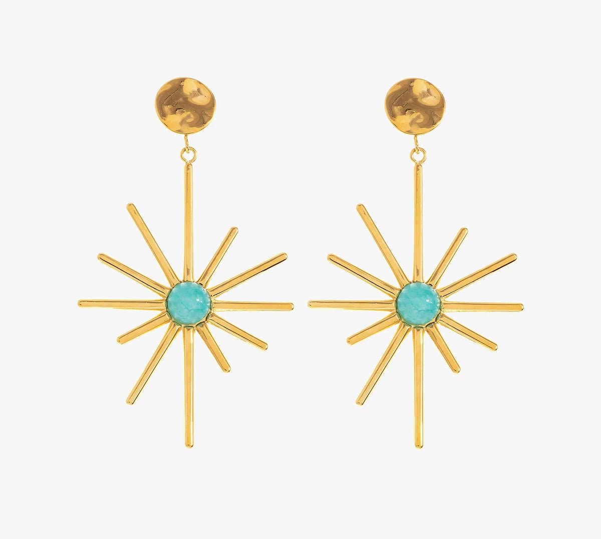 Affirme ton style avec ces boucles d’oreilles pendantes au design solaire, en acier inoxydable et plaqué or. Leurs longues branches finement travaillées, s’ouvrent autour d’une pierre centrale disponible en turquoise ou en blanc nacré. Leur design audacieux est parfait pour la femme qui n’a pas peur de se distinguer.