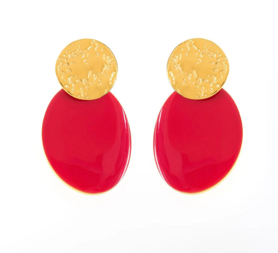 Ajoute une touche de glamour à ton style avec ces boucles d'oreilles, en acier inoxydable et plaqué or, au design audacieux. L'association du rouge intense et du doré texturé crée un contraste qui ne passera pas inaperçu. La partie supérieure dorée est martelée, tandis que l'ovale rouge vif apporte une touche vibrante. Parfaites pour celles qui veulent se démarquer avec classe.