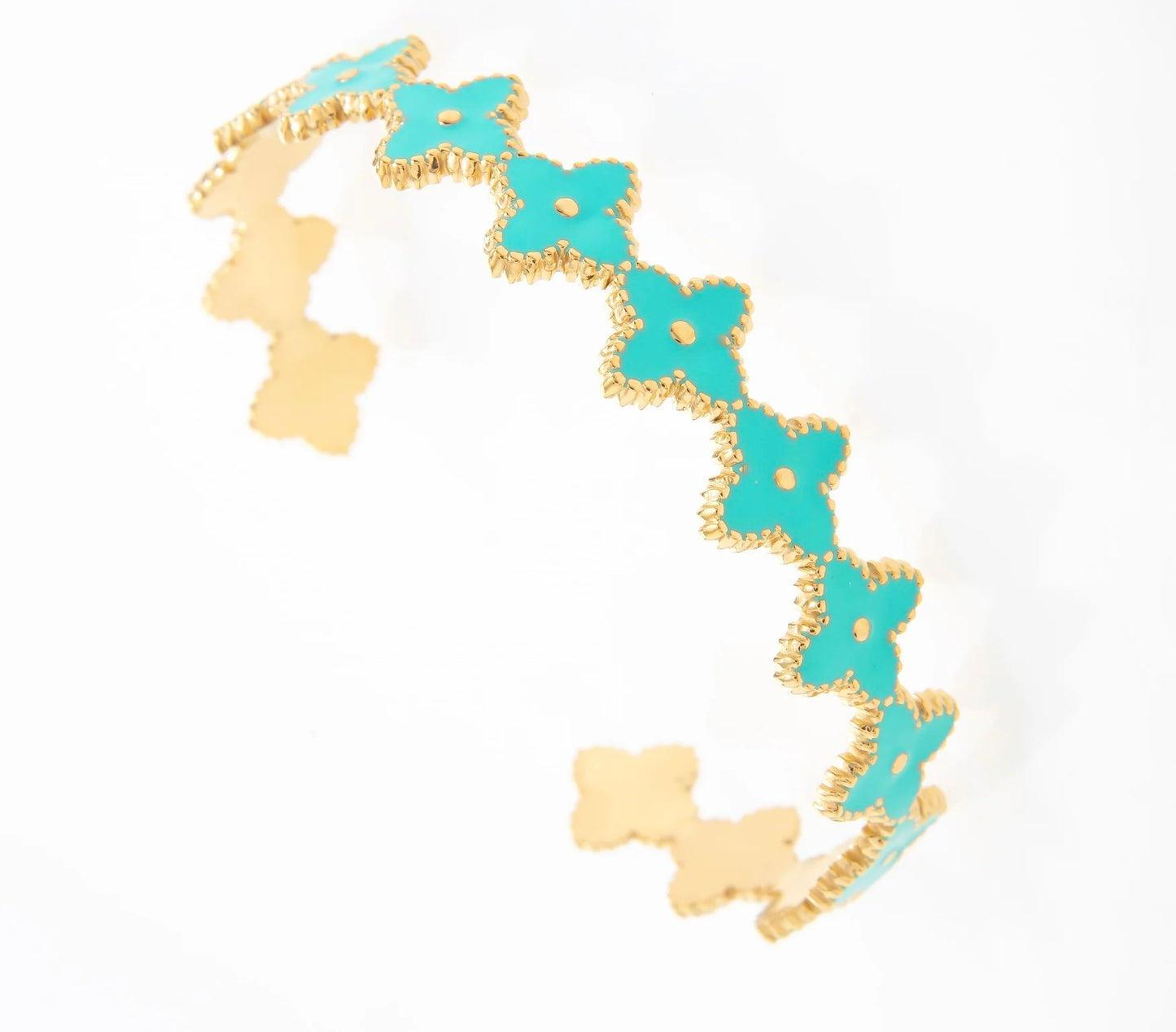 Jonc conçu en forme de trèfle à 4 feuilles. Chaque feuille est ornée d’une couleur bleu clair douce et apaisante, qui contraste magnifiquement avec le point de plaqué or placé au centre de chaque trèfle. Ce mélange de couleurs et de formes crée un look à la fois chic et raffiné.