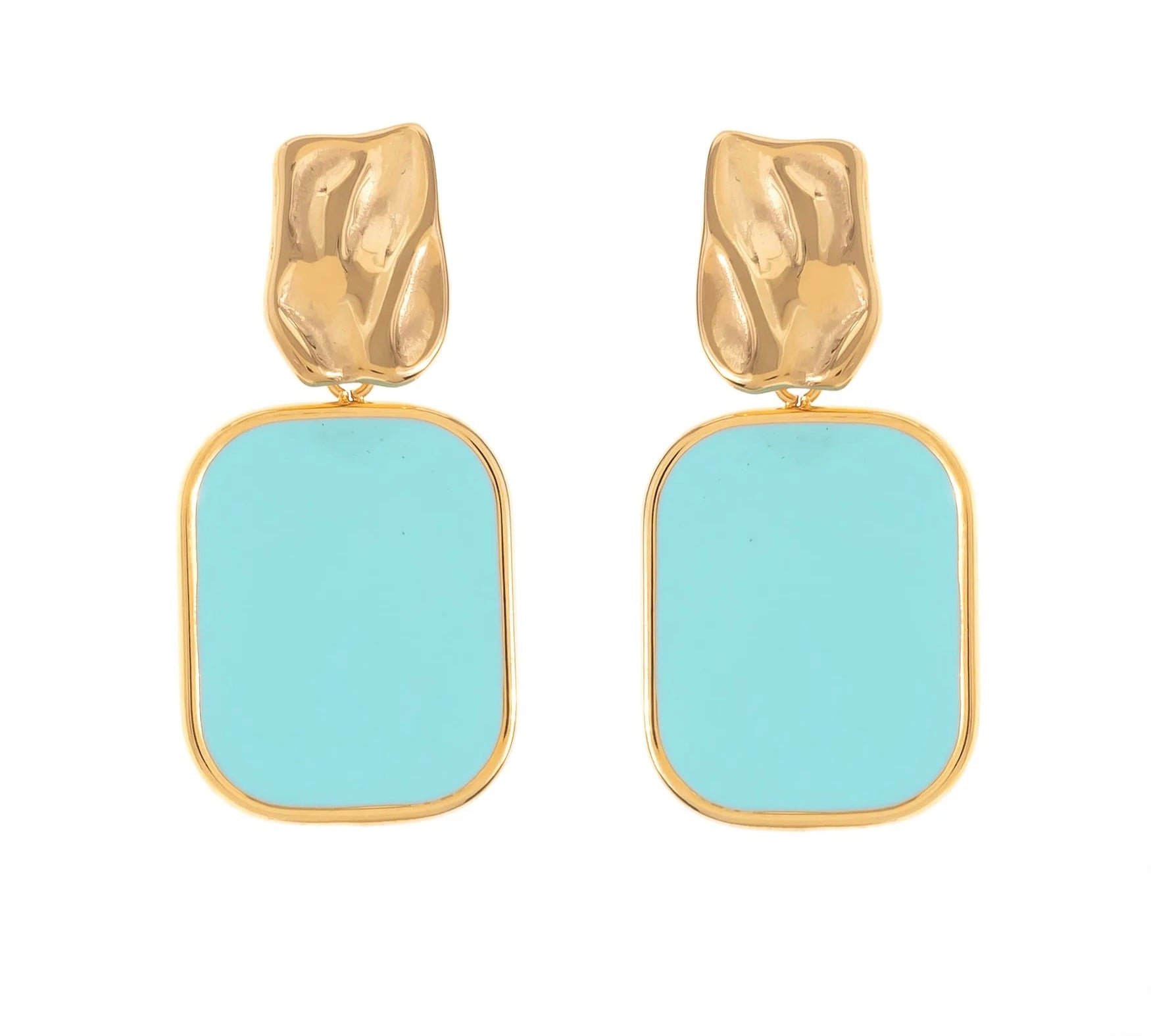 Craque pour ces boucles d’oreilles, en acier inoxydable et plaqué or, ultra stylées qui ajoutent du caractère à n’importe quelle tenue.
Leur design minimaliste, sublimé par un rectangle audacieux, est parfait pour celles qui aiment se démarquer avec classe. Que tu choisisses le blanc, le bleu ou le rose, ces boucles d’oreilles vont devenir ton accessoire fétiche pour terminer ton look.