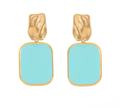 Craque pour ces boucles d’oreilles, en acier inoxydable et plaqué or, ultra stylées qui ajoutent du caractère à n’importe quelle tenue.
Leur design minimaliste, sublimé par un rectangle audacieux, est parfait pour celles qui aiment se démarquer avec classe. Que tu choisisses le blanc, le bleu ou le rose, ces boucles d’oreilles vont devenir ton accessoire fétiche pour terminer ton look.
