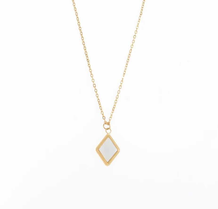 Ce collier, en acier inoxydable et plaqué or, est l’allié parfait pour un style à la fois épuré et raffiné. Sa chaîne fine en maille forçat met en valeur un pendentif blanc nacré en forme de losange minimaliste, bordé de délicats détails texturés. Simple mais élégant, ce collier est idéal pour celles qui recherchent un accessoire intemporel et tendance à la fois.

