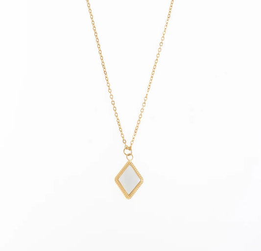 Ce collier, en acier inoxydable et plaqué or, est l’allié parfait pour un style à la fois épuré et raffiné. Sa chaîne fine en maille forçat met en valeur un pendentif blanc nacré en forme de losange minimaliste, bordé de délicats détails texturés. Simple mais élégant, ce collier est idéal pour celles qui recherchent un accessoire intemporel et tendance à la fois.

