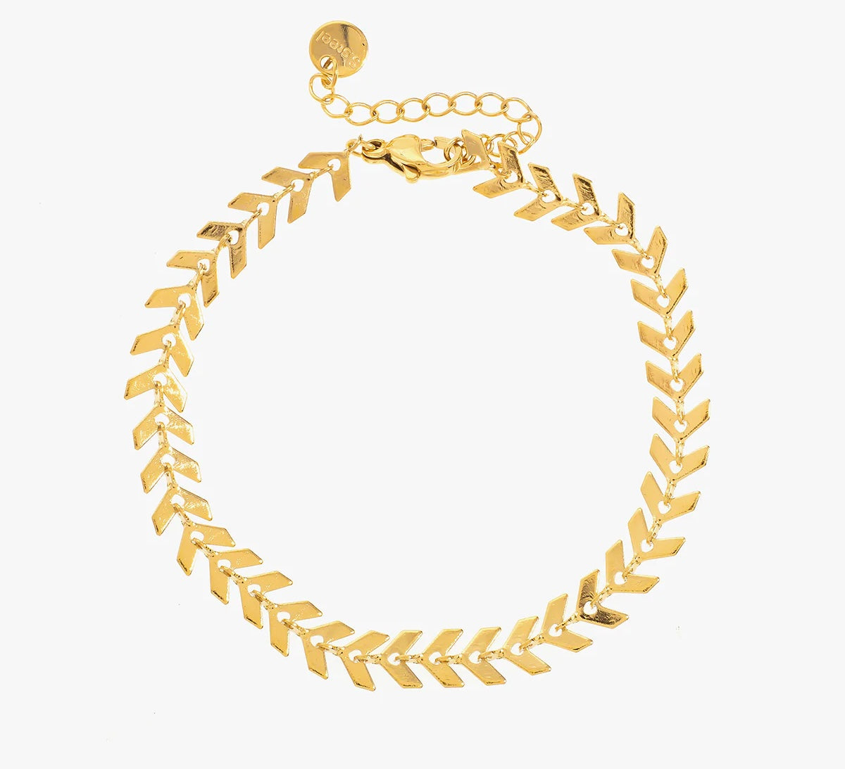 Opte pour l'élégance avec ce bracelet fin et tendance, en acier inoxydable, plaqué or ou argent. Ses mailles chevron sont délicatement reliées par de petits anneaux, créant un design unique et intemporel. Ce bijou apporte une touche subtile de style à votre poignet, parfait pour toutes les occasions.