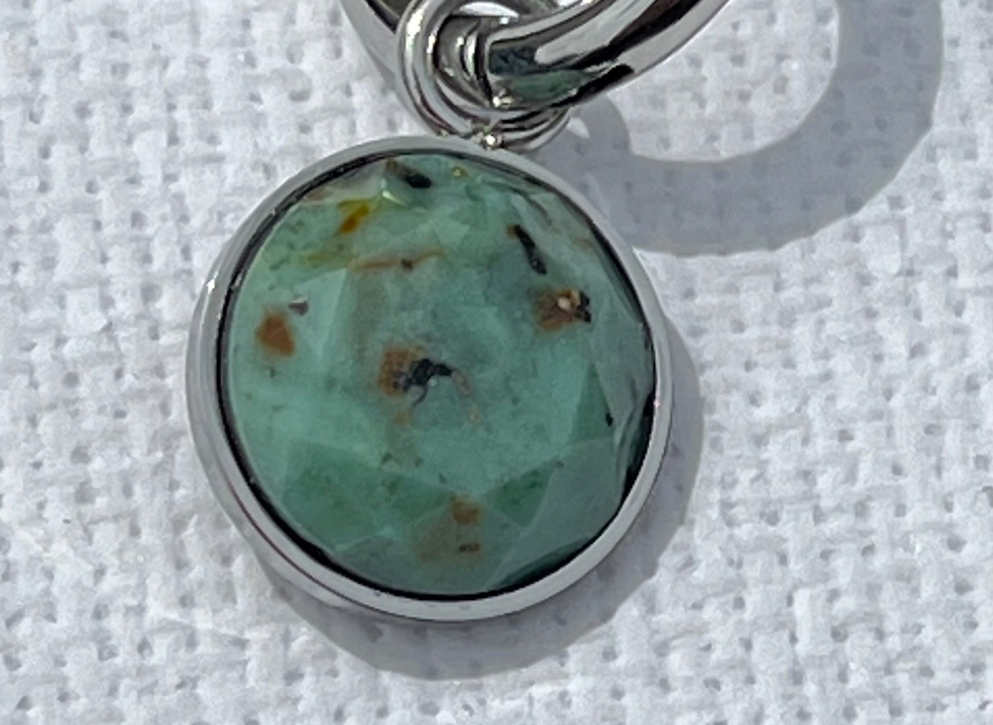 Succombe au charme de ces boucles d'oreilles, en acier inoxydable et argent, un subtil mélange entre simplicité et caractère. Ces créoles en argent, agrémentées d’un pendentif rond en pierre naturelle, apportent une touche de fraîcheur et d'authenticité à ton style. Les variations délicates de vert et de brun dans la pierre créent un effet unique.