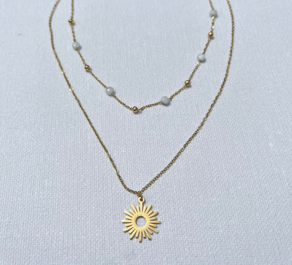 Craque pour ce bijou chic, en acier inoxydable et plaqué or, qui ne manquera pas de sublimer toutes tes tenues. Ce collier à double chaîne joue sur les contrastes avec finesse : une chaîne perlée délicate, agrémentée de petites perles blanches et de mini billes dorées, s’accorde parfaitement avec une chaîne plus simple et épurée, portant un pendentif en forme de soleil rayonnant. N'attends plus, ajoute cette pépite à ton panier et prépare-toi à rayonner !