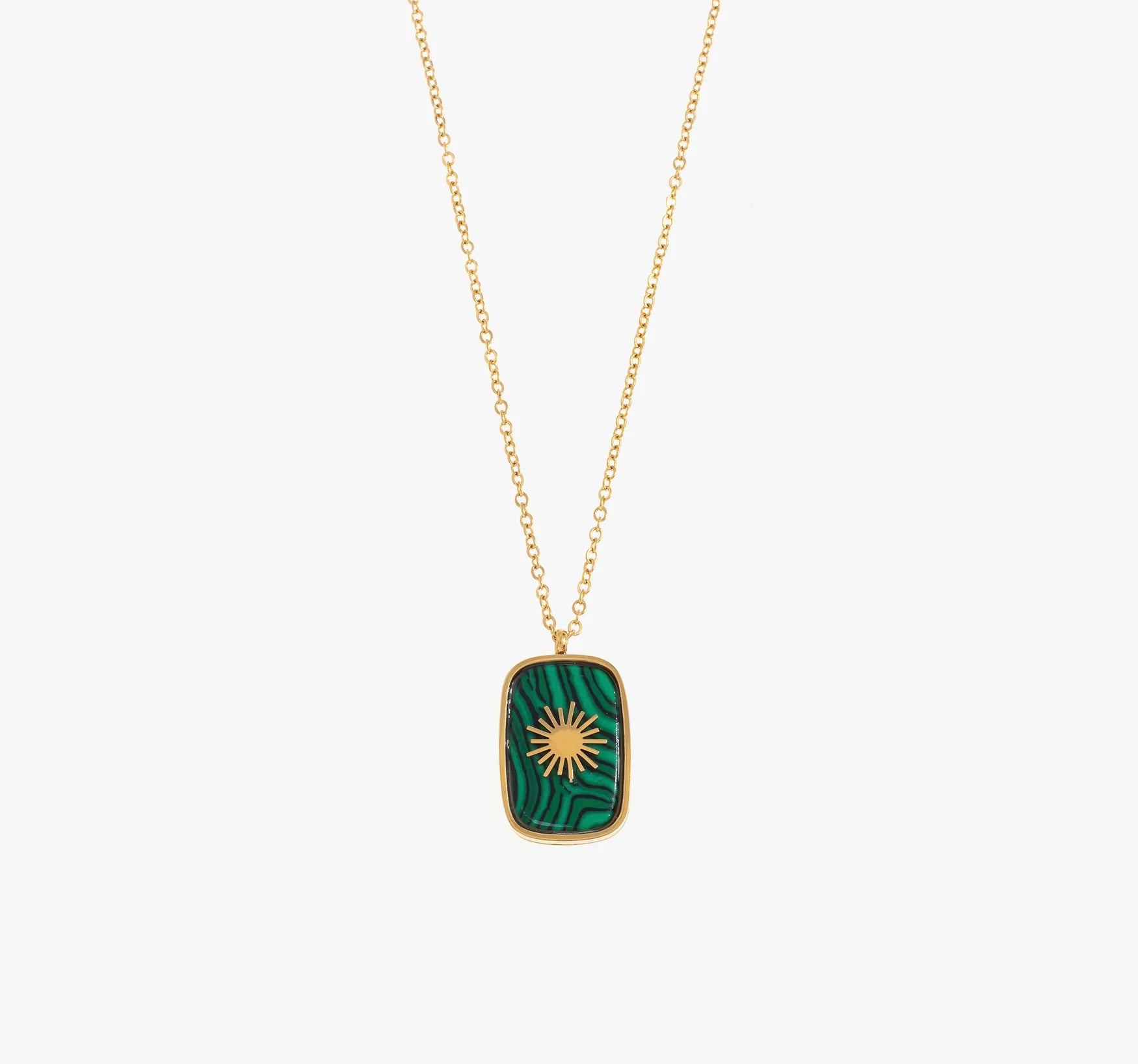 Ce collier, en acier inoxydable et plaqué or, c’est LA pièce qui te fait briller ! Avec sa chaîne fine, il est parfait pour sublimer ton cou. Le pendentif rectangulaire en malachite verte, avec son motif soleil doré en plein centre, te donne des ondes good vibes. Le combo parfait entre élégance et originalité, que tu peux porter en solo ou en superposition pour encore plus de style !