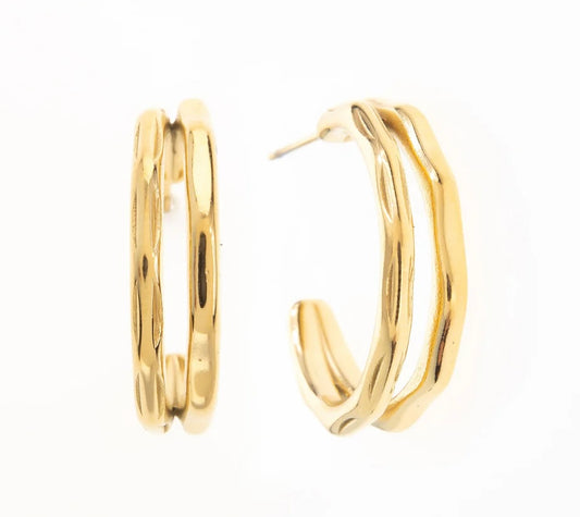 Craque pour ces créoles revisitées au design minimaliste, en acier inoxydable et plaqué or. Leur forme ondulée et légèrement torsadée donne une dimension unique à ce classique intemporel. Parfaites pour toutes les occasions, elles se marient aussi bien avec une tenue décontractée qu'avec un ensemble plus habillé. L'accessoire idéal pour exprimer ton style avec simplicité.
