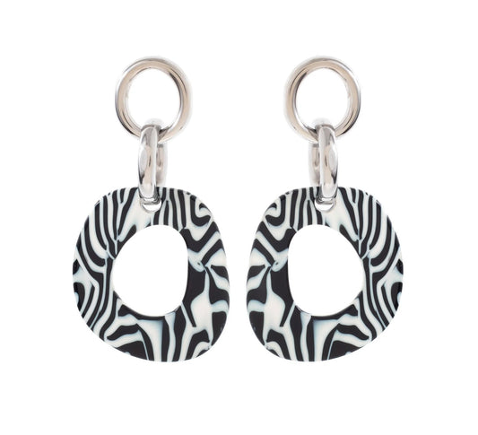 Laisse-toi séduire par ces boucles d'oreilles, en acier inoxydable, parfaites pour ajouter une touche audacieuse à ton look. Leur design, inspiré du motif zébré en noir et blanc, attire instantanément le regard et exprime une vraie personnalité. Le pendentif, aux formes organiques, se marie élégamment aux anneaux métalliques argentés. Ces boucles d'oreilles sont le choix idéal pour les femmes de caractère, sûres d'elles et à la pointe de la mode.