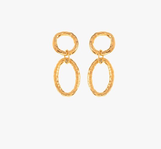 Laisse-toi séduire par ces boucles d’oreilles en acier inoxydable et plaqué or, un must-have pour ajouter une touche d’élégance à ton look. Leur design unique mêle des anneaux texturés pour un effet à la fois sophistiqué et décontracté. Que tu les portes avec un jean ou une robe, ces boucles d’oreilles vont vite devenir ton accessoire préféré. Essaye-les et vois comment un simple détail peut faire toute la différence !

