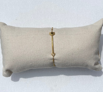 Bracelet Emmy en maille fine, en acier inoxydable et plaqué or, agrémenté de petites boules délicates. Au centre, une flèche avec des zircons étincelants incrustés dans sa pointe. Un bijou chic et raffiné, parfait pour ajouter une touche de brillance subtile à votre poignet.