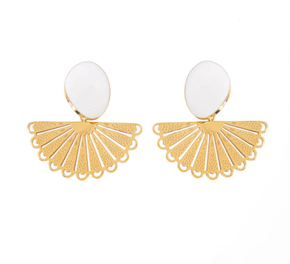 Élégance et originalité s'invitent dans ton quotidien avec ces boucles d’oreilles en éventail, en acier inoxydable et plaqué or. 
Leur design unique combine un ovale coloré et une délicate structure en éventail finement ajourée, créant un contraste parfait. Disponibles en bleu, blanc, rose ou noir, ces boucles d'oreilles s'adaptent à toutes tes envies. Que tu sois en quête de douceur ou de caractère, ces boucles d'oreilles deviendront vite un essentiel de ta collection.