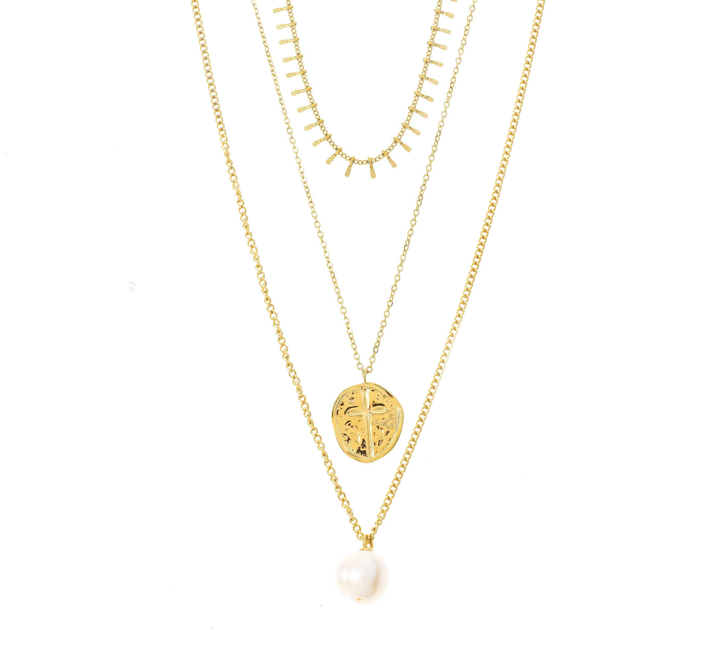 Sublime ton look avec ce collier triple chaîne, en acier inoxydable et plaqué or. La première chaîne fine est ornée de petites barrettes qui captent la lumière. La seconde chaîne met en valeur un pendentif avec une croix. Enfin, la dernière chaîne est sublimée par une véritable perle d’eau douce suspendue.
