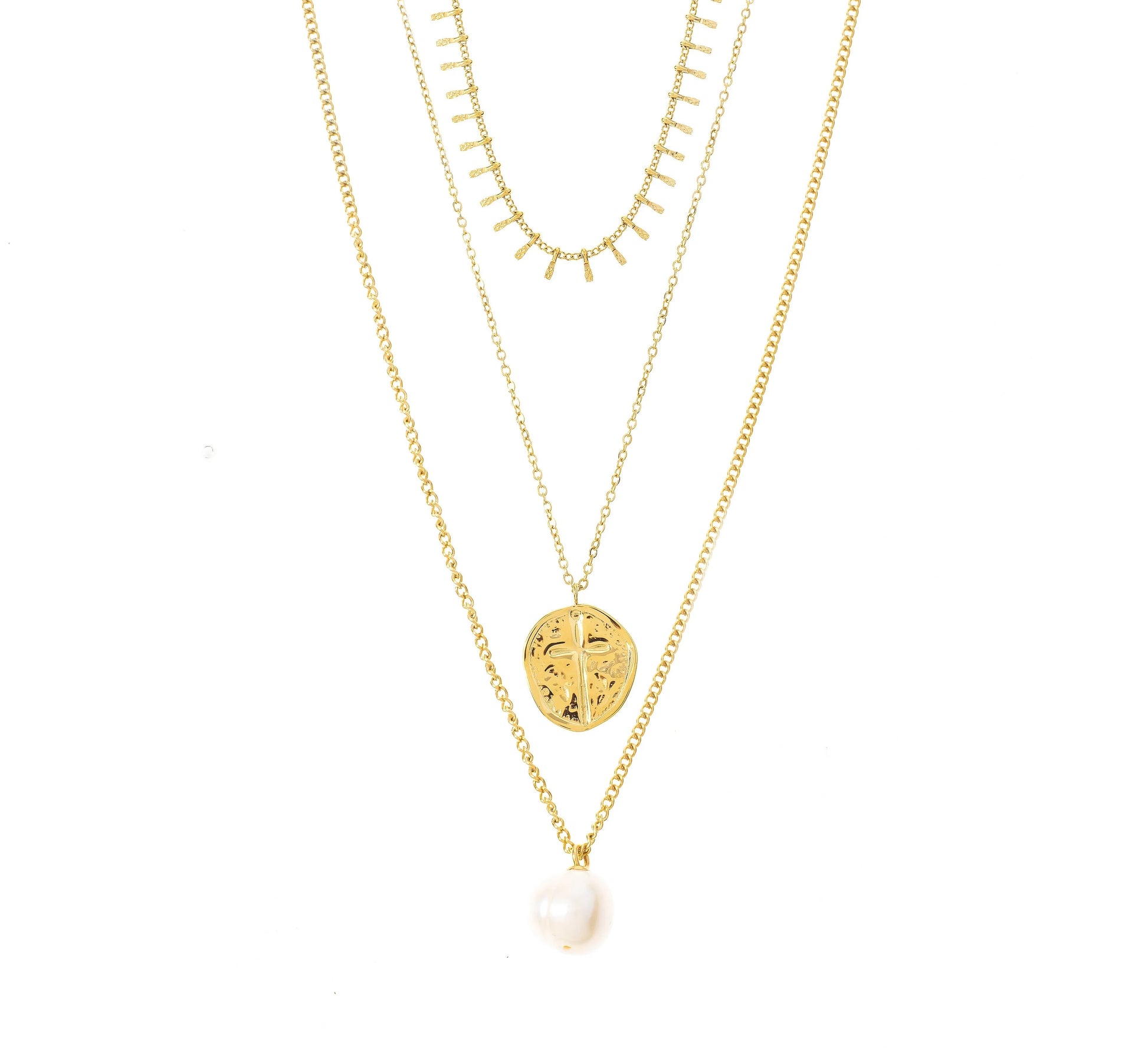 Sublime ton look avec ce collier triple chaîne, en acier inoxydable et plaqué or. La première chaîne fine est ornée de petites barrettes qui captent la lumière. La seconde chaîne met en valeur un pendentif avec une croix. Enfin, la dernière chaîne est sublimée par une véritable perle d’eau douce suspendue.