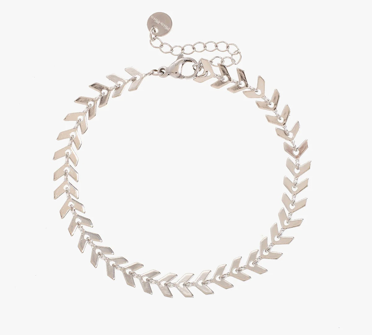 Opte pour l'élégance avec ce bracelet fin et tendance, en acier inoxydable, plaqué or ou argent. Ses mailles chevron sont délicatement reliées par de petits anneaux, créant un design unique et intemporel. Ce bijou apporte une touche subtile de style à votre poignet, parfait pour toutes les occasions.