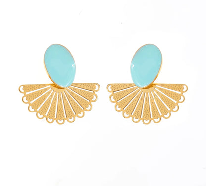Élégance et originalité s'invitent dans ton quotidien avec ces boucles d’oreilles en éventail, en acier inoxydable et plaqué or. 
Leur design unique combine un ovale coloré et une délicate structure en éventail finement ajourée, créant un contraste parfait. Disponibles en bleu, blanc, rose ou noir, ces boucles d'oreilles s'adaptent à toutes tes envies. Que tu sois en quête de douceur ou de caractère, ces boucles d'oreilles deviendront vite un essentiel de ta collection.