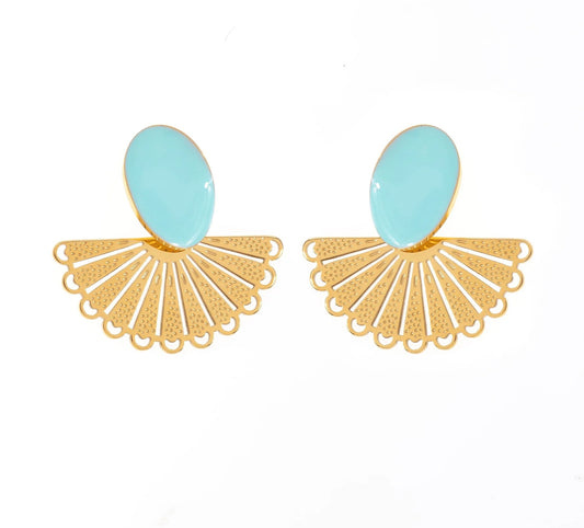 Élégance et originalité s'invitent dans ton quotidien avec ces boucles d’oreilles en éventail, en acier inoxydable et plaqué or. 
Leur design unique combine un ovale coloré et une délicate structure en éventail finement ajourée, créant un contraste parfait. Disponibles en bleu, blanc, rose ou noir, ces boucles d'oreilles s'adaptent à toutes tes envies. Que tu sois en quête de douceur ou de caractère, ces boucles d'oreilles deviendront vite un essentiel de ta collection.