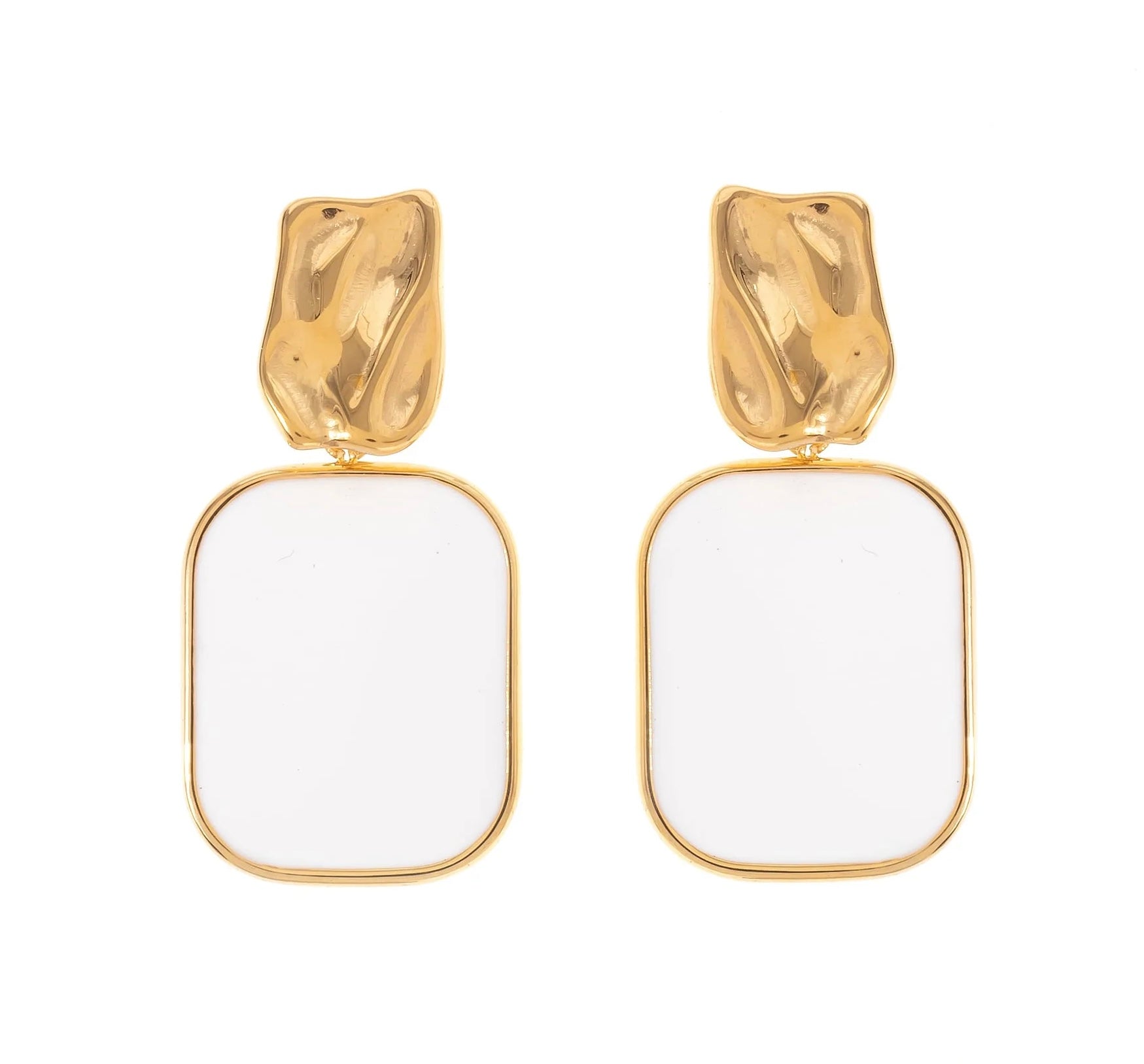 Craque pour ces boucles d’oreilles, en acier inoxydable et plaqué or, ultra stylées qui ajoutent du caractère à n’importe quelle tenue.
Leur design minimaliste, sublimé par un rectangle audacieux, est parfait pour celles qui aiment se démarquer avec classe. Que tu choisisses le blanc, le bleu ou le rose, ces boucles d’oreilles vont devenir ton accessoire fétiche pour terminer ton look.