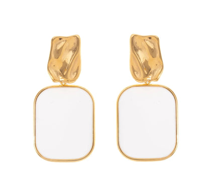 Craque pour ces boucles d’oreilles, en acier inoxydable et plaqué or, ultra stylées qui ajoutent du caractère à n’importe quelle tenue.
Leur design minimaliste, sublimé par un rectangle audacieux, est parfait pour celles qui aiment se démarquer avec classe. Que tu choisisses le blanc, le bleu ou le rose, ces boucles d’oreilles vont devenir ton accessoire fétiche pour terminer ton look.